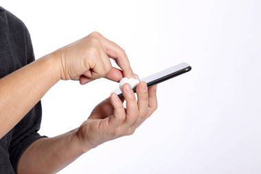 Akıllı telefonu alkolle temizlemek.