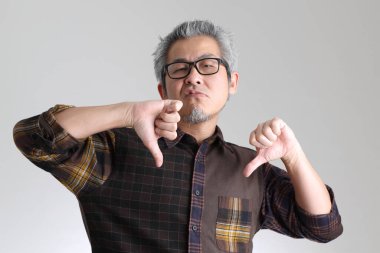 Beyaz arka planda duran kıdemli Asyalı adam.