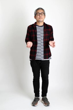 Beyaz arka planda duran Asyalı adam.