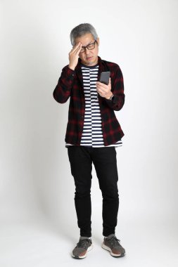 Beyaz arka planda duran Asyalı adam.