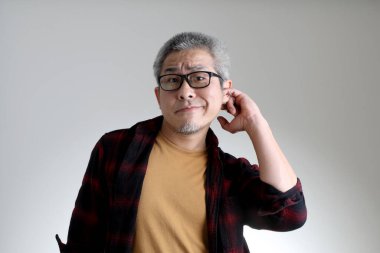 Beyaz arka planda duran Asyalı adam..