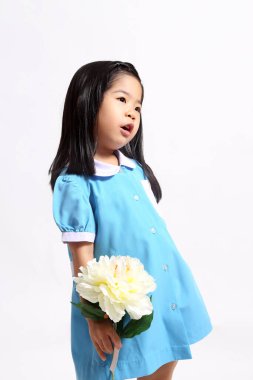 Beyaz arka plandaki genç Asyalı kız..