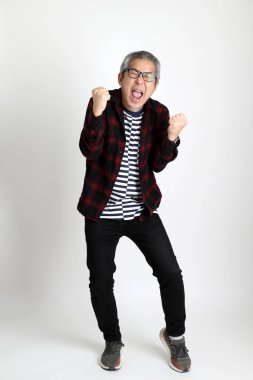 Beyaz arka planda duran Asyalı adam.