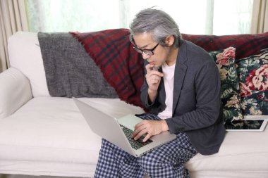 Asyalı işadamı evde iş yapıyor..