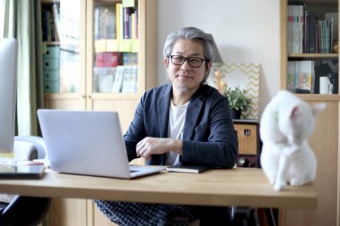 Asyalı işadamı evde iş yapıyor..