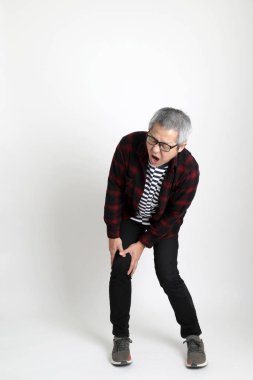 Beyaz arka planda duran Asyalı adam.