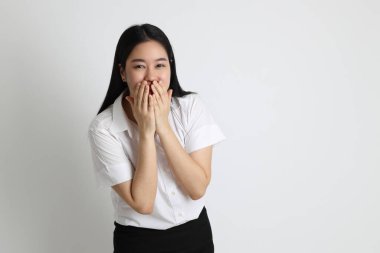 Üniversite üniformalı Asyalı kız beyaz arka planda duruyor..