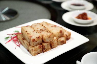 Pirinç keki Çin lokantasında servis edilir..