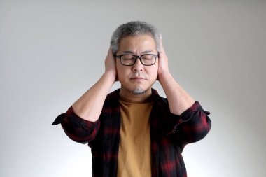 Beyaz arka planda duran Asyalı adam..