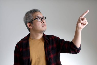 Beyaz arka planda duran Asyalı adam..