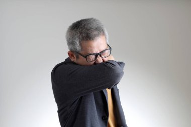 Beyaz arka planda duran akıllı Asyalı adam..