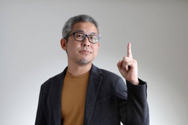 Beyaz arka planda duran akıllı Asyalı adam..