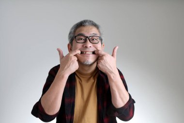 Beyaz arka planda duran Asyalı adam..