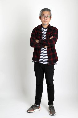 Beyaz arka planda duran Asyalı adam.