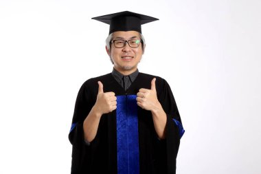 Mezuniyet elbisesi giyen Asyalı adam...