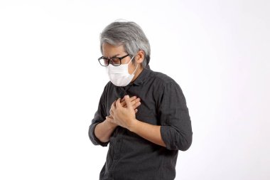 Beyaz arka plandaki kıdemli Asyalı adam..