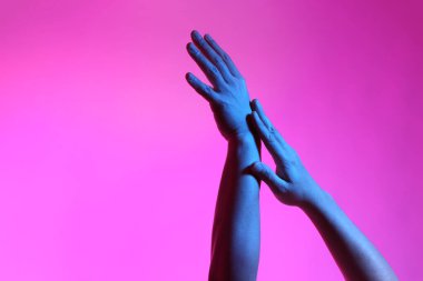 Eller beyaz arkaplanda poz veriyor.