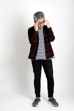 Beyaz arka planda duran Asyalı adam.