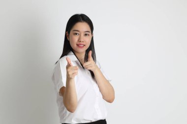 Üniversite üniformalı Asyalı kız beyaz arka planda duruyor..