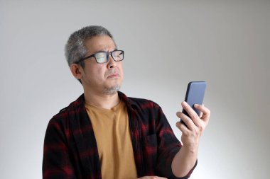 Beyaz arka planda duran Asyalı adam..