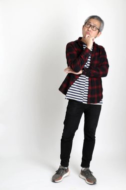 Beyaz arka planda duran Asyalı adam.