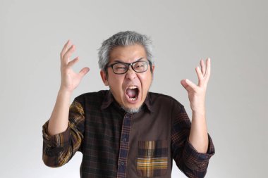 Beyaz arka planda duran kıdemli Asyalı adam.