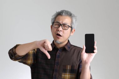 Beyaz arka planda duran kıdemli Asyalı adam.