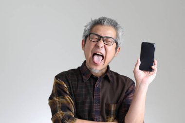 Beyaz arka planda duran kıdemli Asyalı adam.