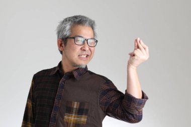 Beyaz arka planda duran kıdemli Asyalı adam.