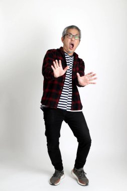 Beyaz arka planda duran Asyalı adam.