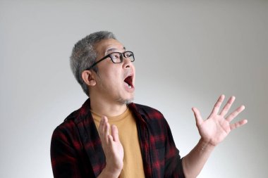 Beyaz arka planda duran Asyalı adam..