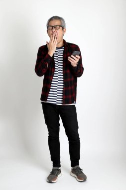 Beyaz arka planda duran Asyalı adam.