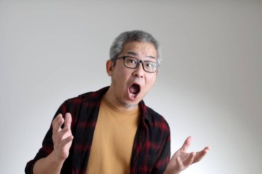 Beyaz arka planda duran Asyalı adam..