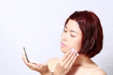 Beyaz arka planda Asyalı kadının portresi..