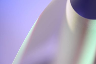 Renkli ışıktaki eğri kağıdın soyut resmi.