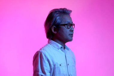 Beyaz arka plandaki jel renkli fotoğrafçı..