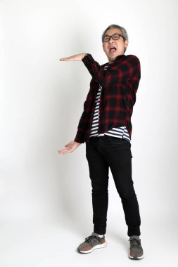 Beyaz arka planda duran Asyalı adam.