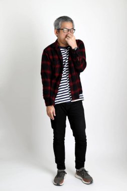 Beyaz arka planda duran Asyalı adam.