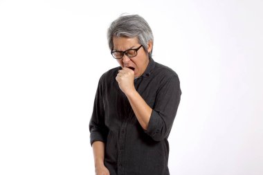 Beyaz arka plandaki kıdemli Asyalı adam..