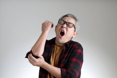 Beyaz arka planda duran Asyalı adam..