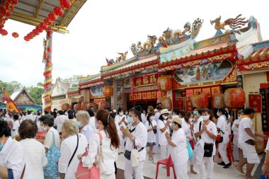 Ratchaburi, Tayland - 18 Ekim 2020: Kalabalık insanlar Tayland 'daki vejetaryen festivali için Sue Hok Tua türbesine geliyor.