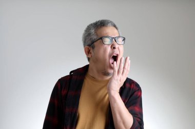 Beyaz arka planda duran Asyalı adam..