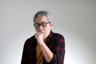 Beyaz arka planda duran Asyalı adam..