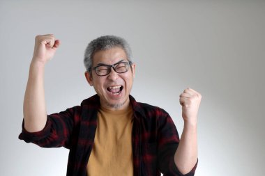 Beyaz arka planda duran Asyalı adam..