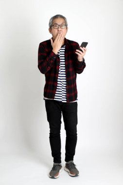 Beyaz arka planda duran Asyalı adam.