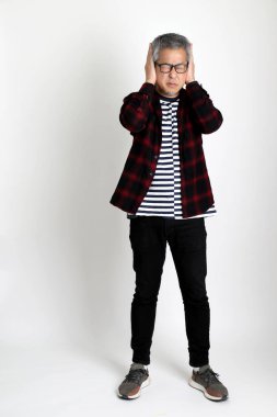 Beyaz arka planda duran Asyalı adam.