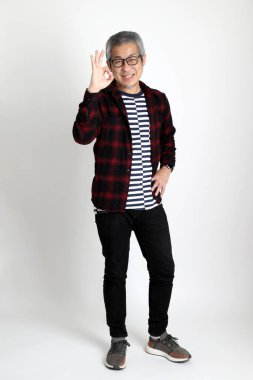 Beyaz arka planda duran Asyalı adam.