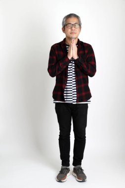 Beyaz arka planda duran Asyalı adam.