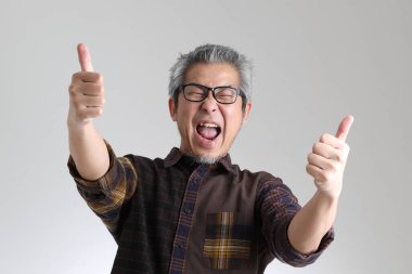 Beyaz arka planda duran kıdemli Asyalı adam.