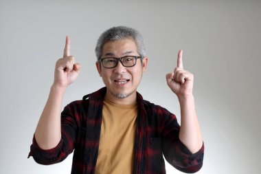 Beyaz arka planda duran Asyalı adam..